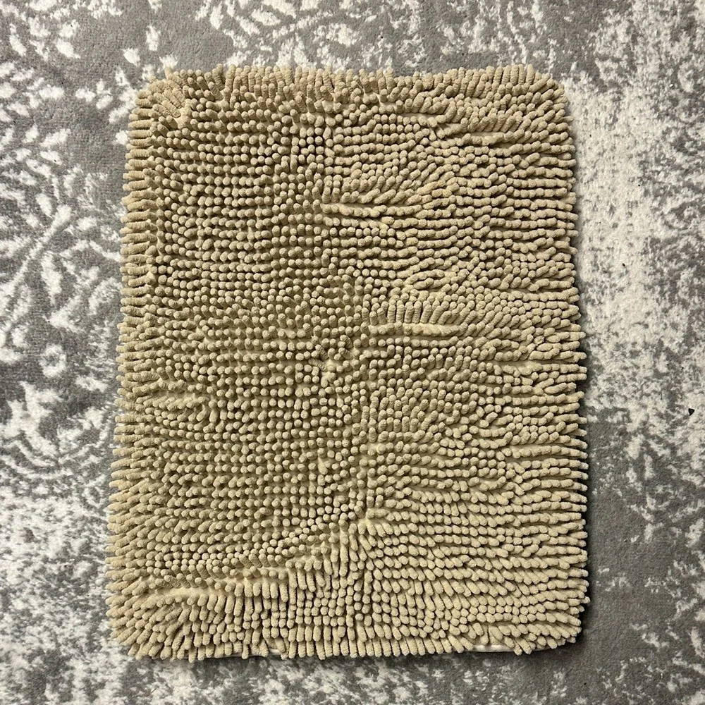 ❣️5|$25❣️ Plush Cream Bath Mat 17x23